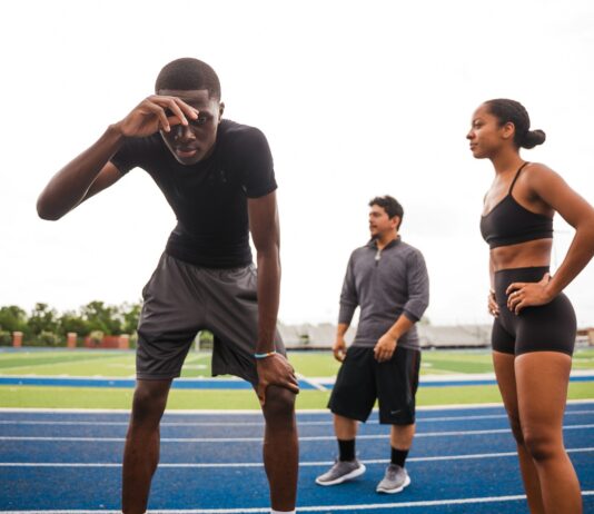 일상 속 ‘작은 움직임’이 대사 건강에 미치는 깊은 영향 Athletes resting on a track after training.