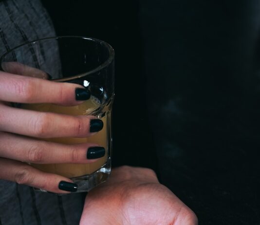 일상 속 영양과 보충제, 스마트하게 챙기는 건강 루틴 a person holding a glass of beer