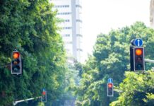 만성피로, 당신의 일상이 달라진다…실천 가능한 생활 루틴에 주목 a group of people riding bikes down a street