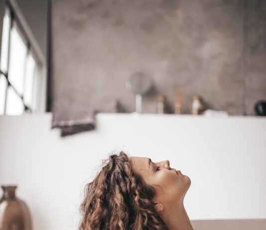 건강한 두피와 모발, 일상 속에서 지키는 방법 woman in bathtub