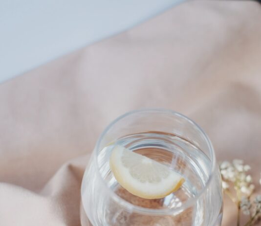 일상 속 웰니스 문화, 건강한 습관으로 자리잡다 clear glass jar with white liquid inside