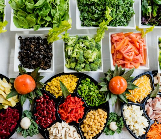 바쁘고 지친 일상 속 여성 건강관리, 작은 습관부터 시작하세요 macro shot of vegetable lot
