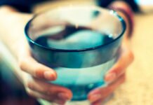 “영양 & 보충제, 어떻게 챙기는 게 좋을까?—바쁜 일상 속 건강 지키는 실천법” full drinking glass