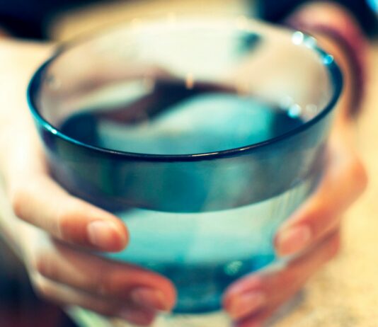 “영양 & 보충제, 어떻게 챙기는 게 좋을까?—바쁜 일상 속 건강 지키는 실천법” full drinking glass