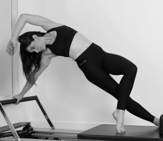 가성비 vs 가심비: 1:1 개인 레슨과 그룹 수업, 나에게 맞는 선택법은? woman in black sports bra and black leggings doing yoga