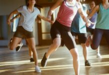 춤추는 뇌는 늙지 않는다: 치매 예방과 인지 기능 향상을 돕는 안무 암기법 group of women running on brown wooden floor