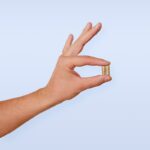 ‘영양 한 끼, 보충제 한 알’…바쁜 일상 속 건강 챙기기 트렌드 A person's hand with a ring on it