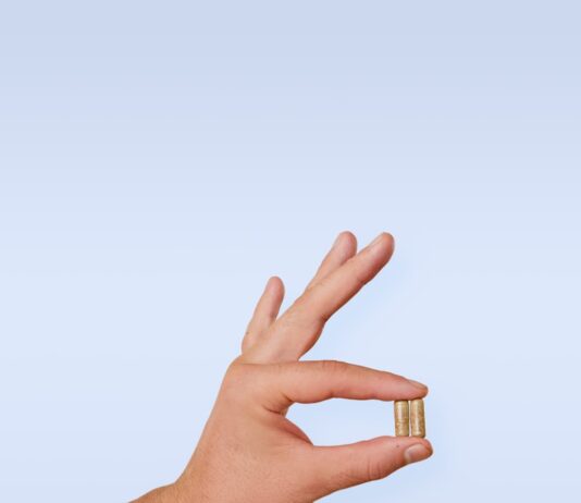 ‘영양 한 끼, 보충제 한 알’…바쁜 일상 속 건강 챙기기 트렌드 A person's hand with a ring on it