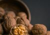 “뇌 건강, 일상 속 작은 변화로 지킨다”…생활 속 뇌건강 트렌드와 실천 방법 brown garlic on brown bowl