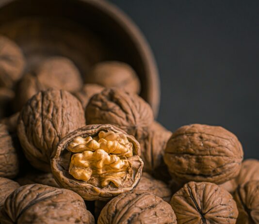 “뇌 건강, 일상 속 작은 변화로 지킨다”…생활 속 뇌건강 트렌드와 실천 방법 brown garlic on brown bowl