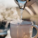 바쁜 일상 속, ‘슬로우 모닝’이 건강을 바꾼다…한국형 아침 루틴으로 실천 가능 a glass pouring water into a cup