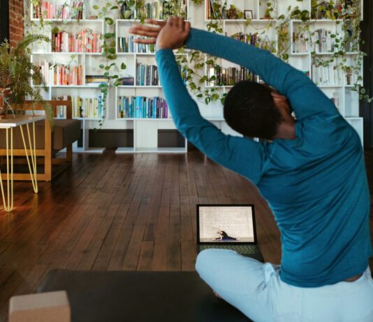 집에서 쉽게 실천하는 ‘마일드 다이어트’, 건강도 챙기고 스트레스도 줄인다 a man doing yoga in a living room