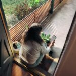 만성피로, 일상을 바꾸는 작지만 강력한 루틴의 힘 Woman sitting on balcony with smartphone