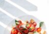 나에게 맞는 식단, 일상 속 실천법이 중요…균형 잡힌 한 끼가 건강 지킨다 sliced tomato and green leaf vegetable on white ceramic plate