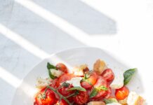 나에게 맞는 식단, 일상 속 실천법이 중요…균형 잡힌 한 끼가 건강 지킨다 sliced tomato and green leaf vegetable on white ceramic plate
