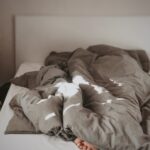 숙면을 위한 일상의 변화, 수면 최적화의 비밀 brown and white bed linen