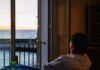 스마트 슬로우 라이프, 정신 건강을 지키는 새로운 흐름 Man looking out window at the ocean sunset