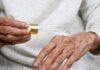 저속노화, 일상에서 젊음을 유지하는 비결 an older woman holding a small tube of liquid
