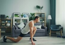 홈 트레이닝, 집에서 건강 지키는 새로운 일상으로 자리잡다 a man is doing push ups in a living room